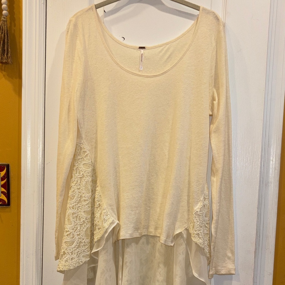 FREE PEOPLE TOP CREAM COLORED HI LOW HEM WITH LACE PANELS ON THE SIDES AND BACK